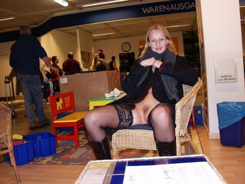 Без трусиков под юбкой на работе