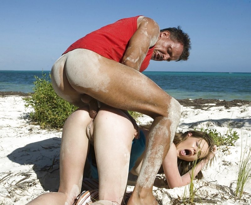 Жёстко выебал на пляже при людях