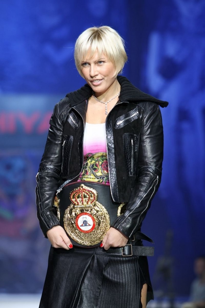 Боксерша Наталья Рагозина в купальнике