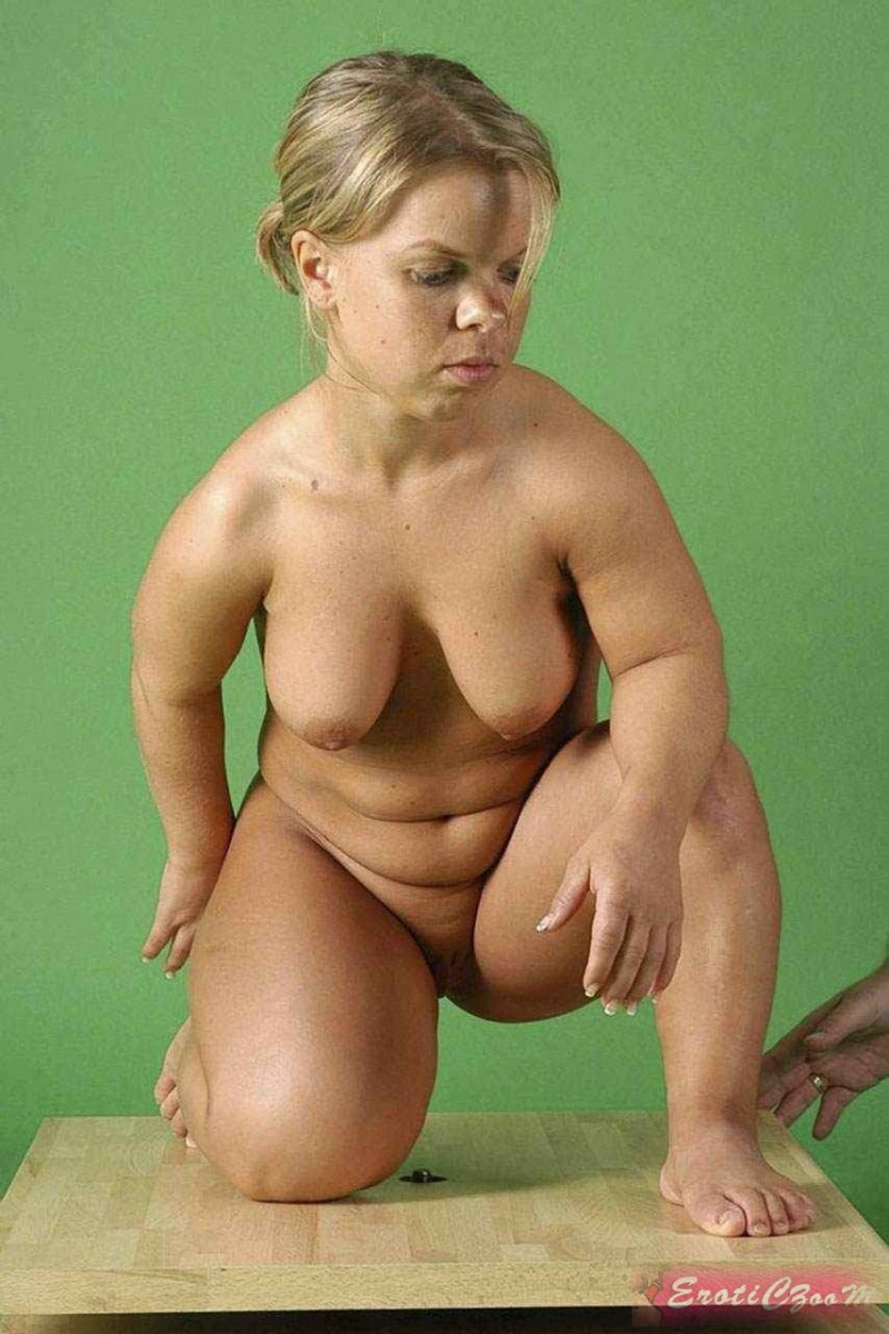 Голые карлицы позируют