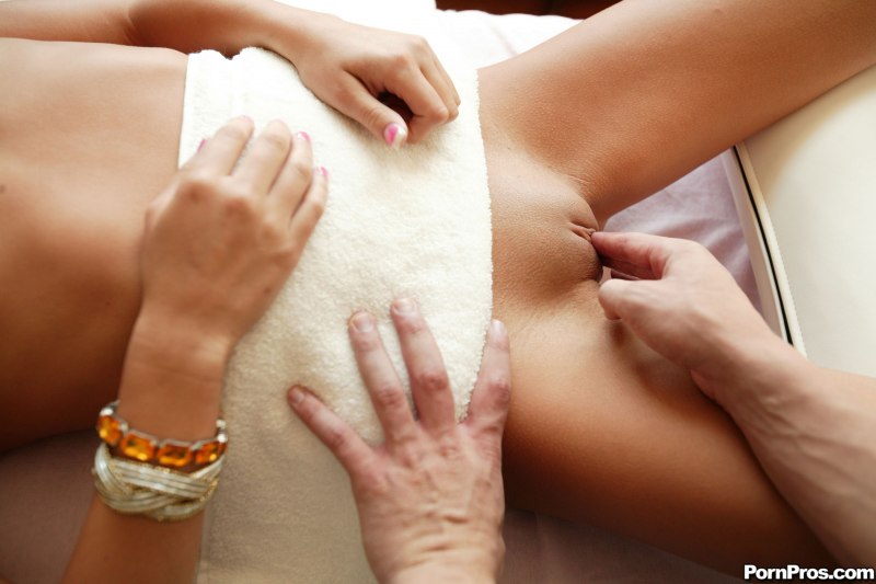 Парни засовывают пальцы в киску