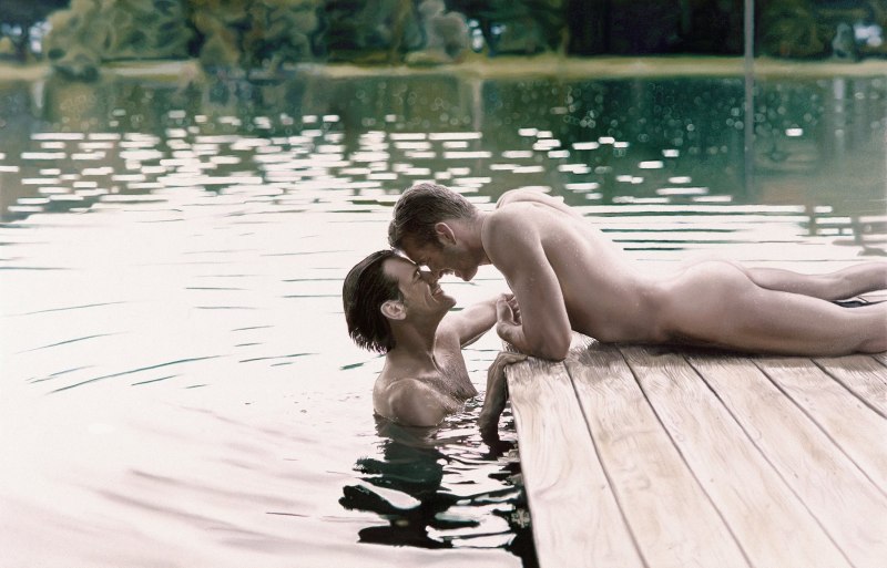 Голые женщины купаются в море