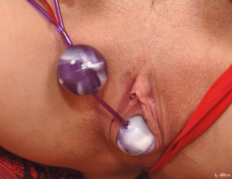 Вагинальные шарики в киске
