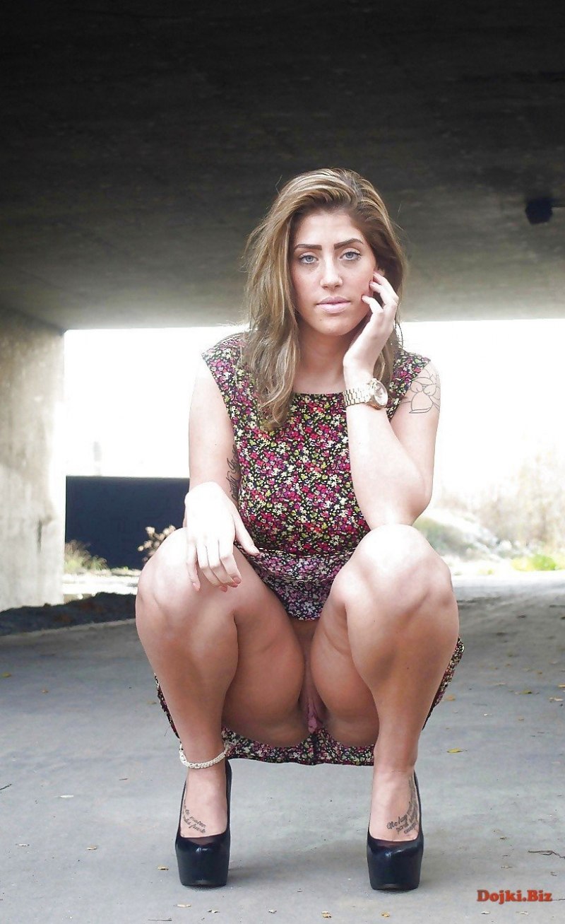 Засветила трусики на корточках