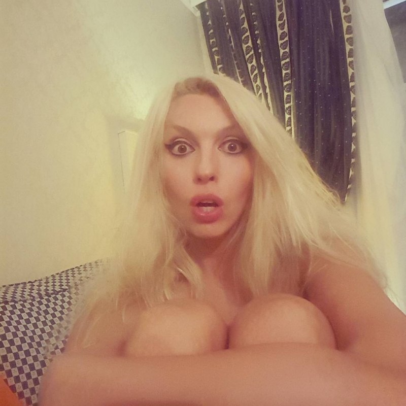 Девушка прикрывается веником