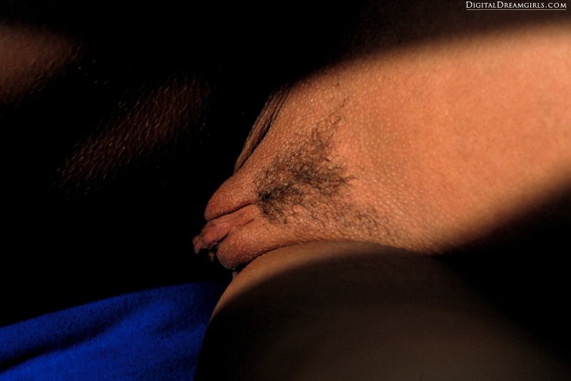 Девушка и возбужденный член