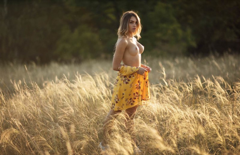 Ню на природе в сарафане