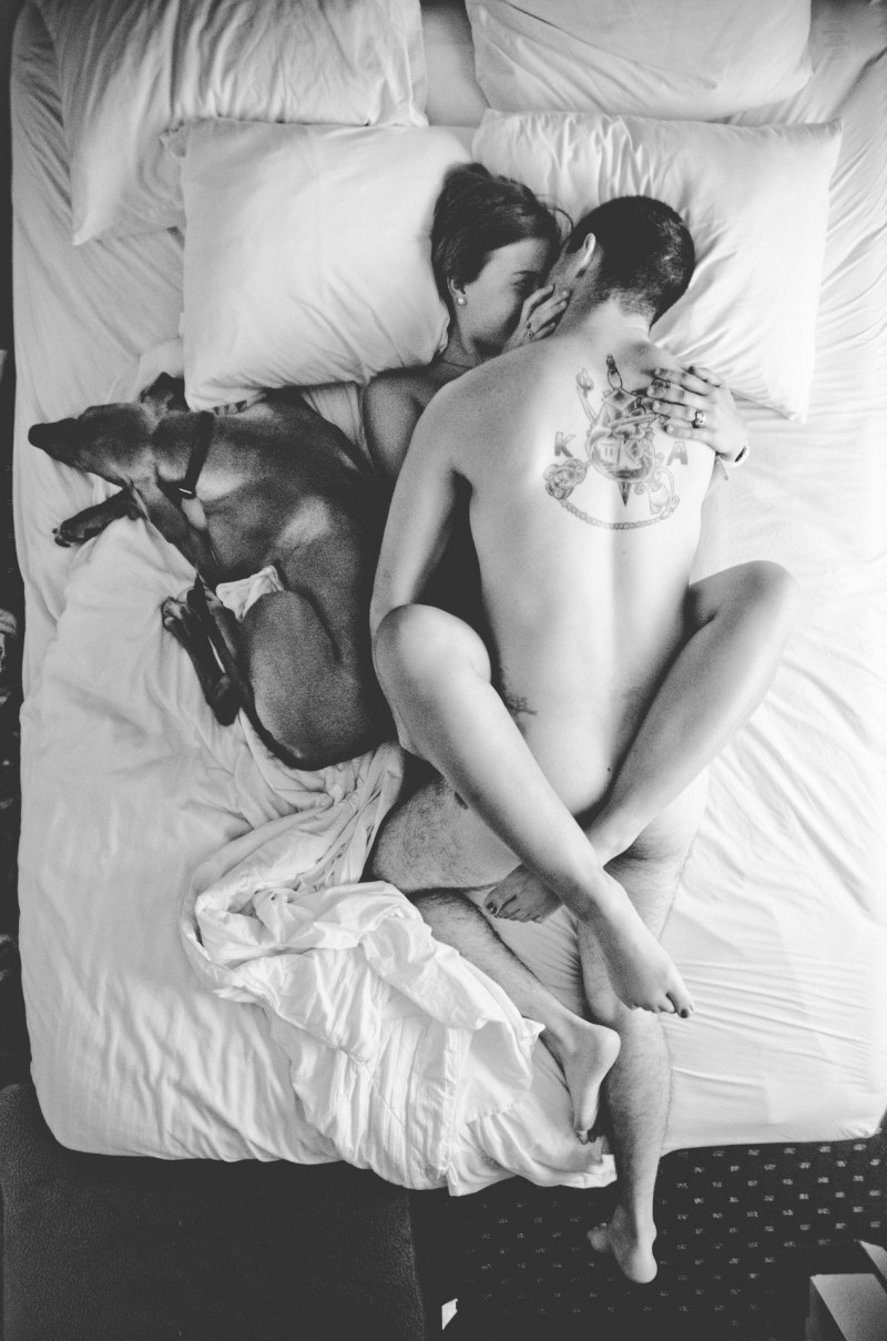 Парень с девушкой в кровати ню