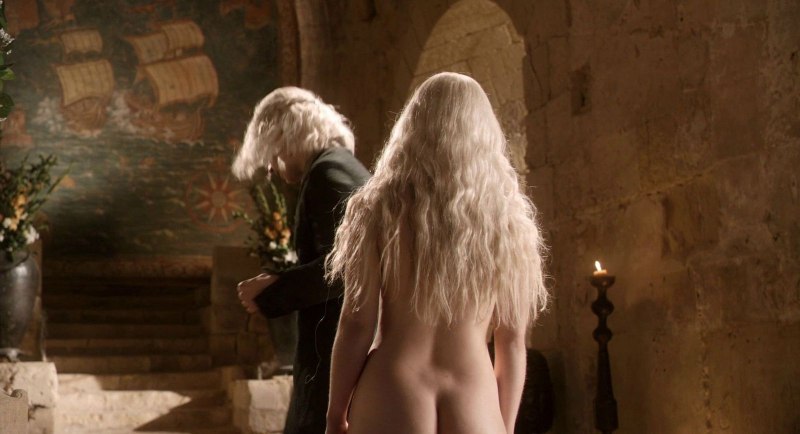 Голая Эмилия Кларк в сериале игра престолов