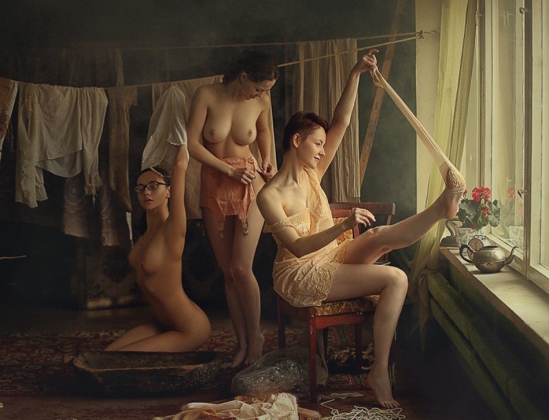 Девушки показывают титьки