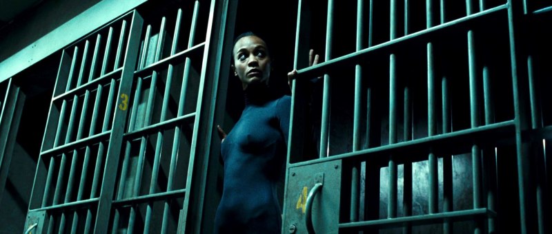 Зои Салдана голая в фильме