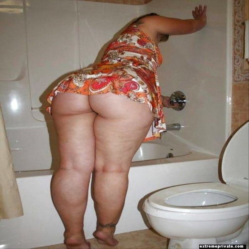 Зрелая толстуха без трусов