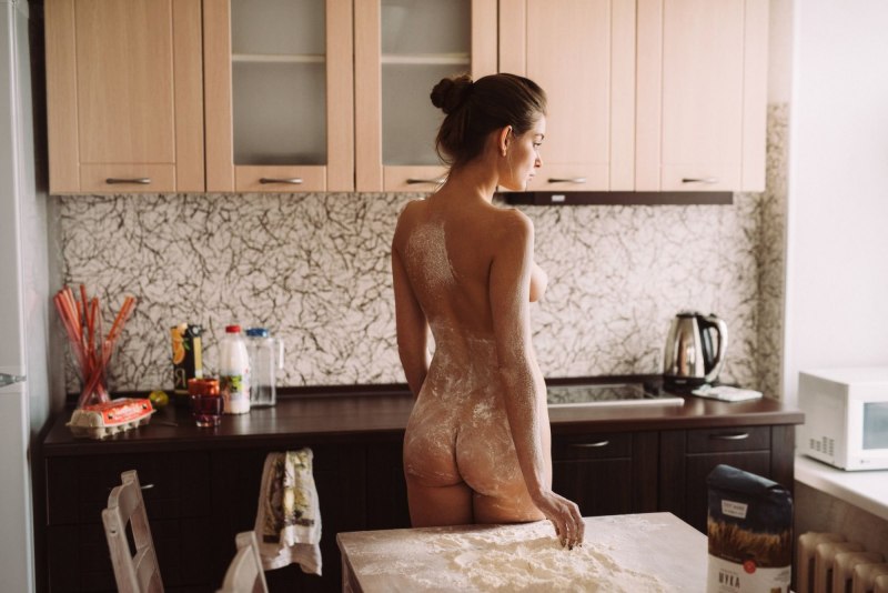 Голенькая девушка на кухне