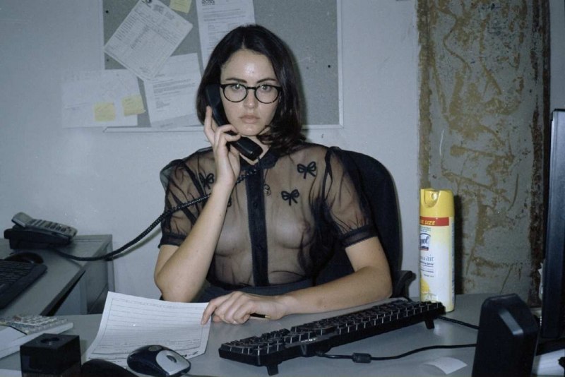 Голые женщины в офисе частное