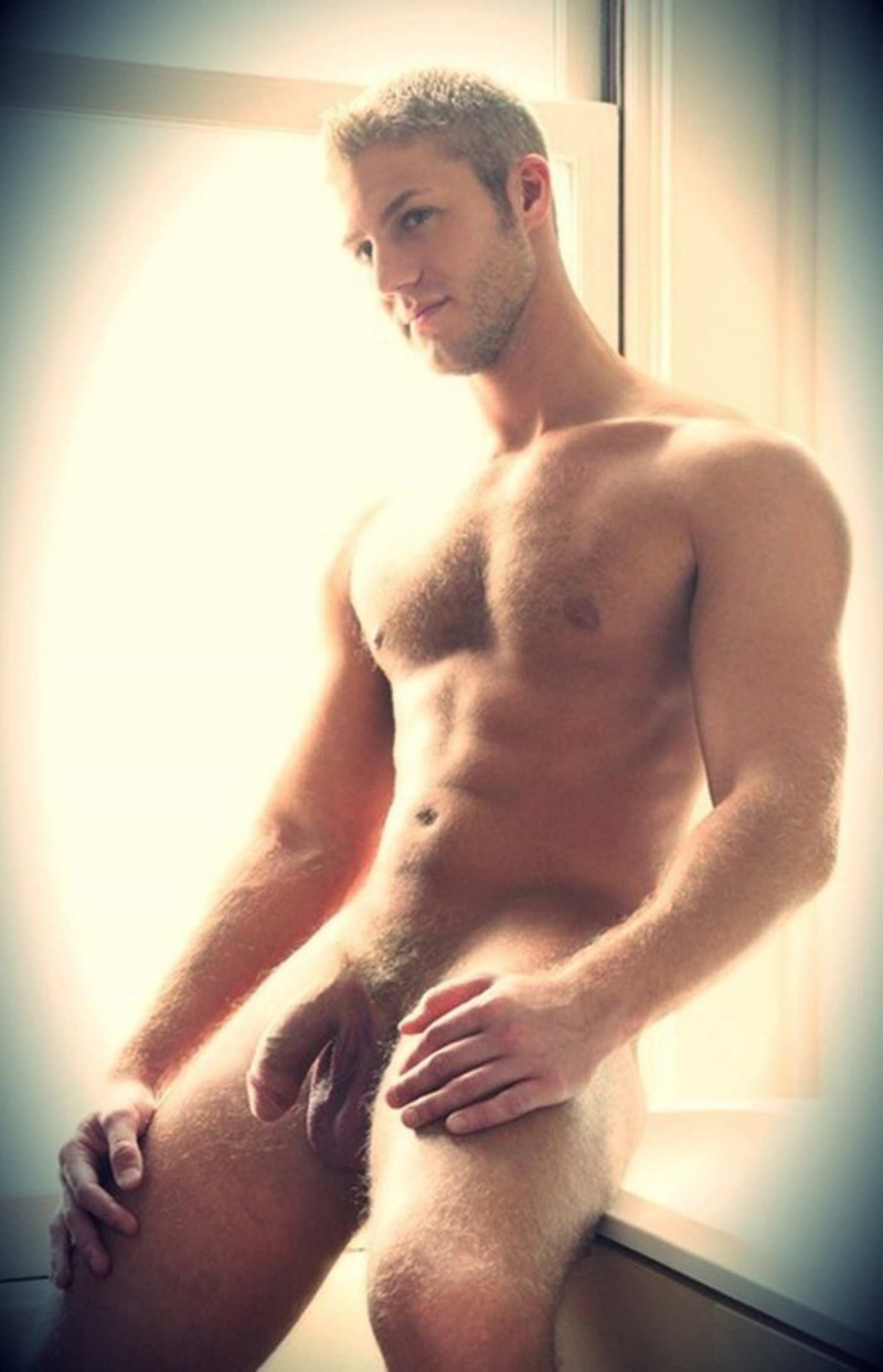 Красивый молодой накаченный голый парень