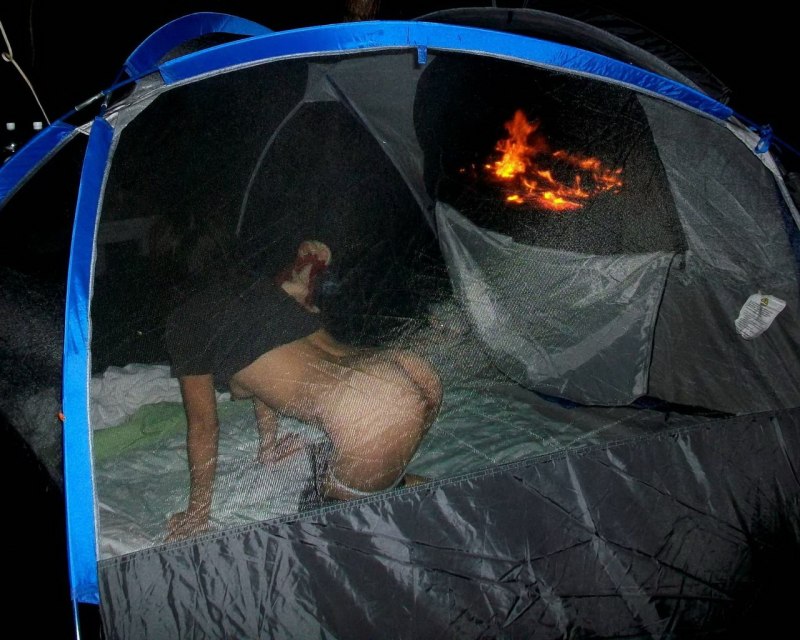 Девушки ебутся в палатке