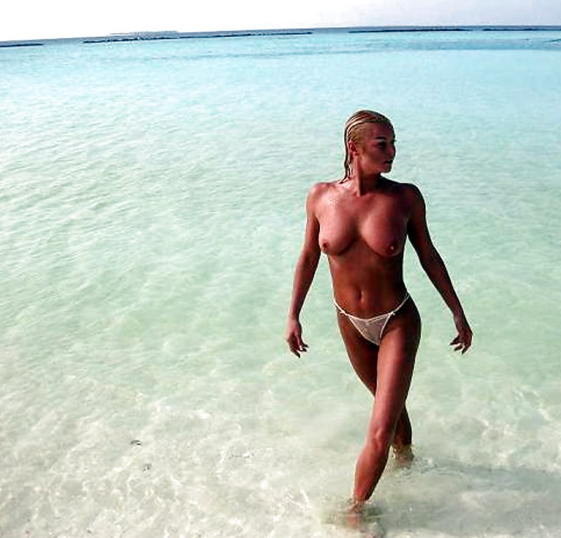 Девушка села на шпагат ню