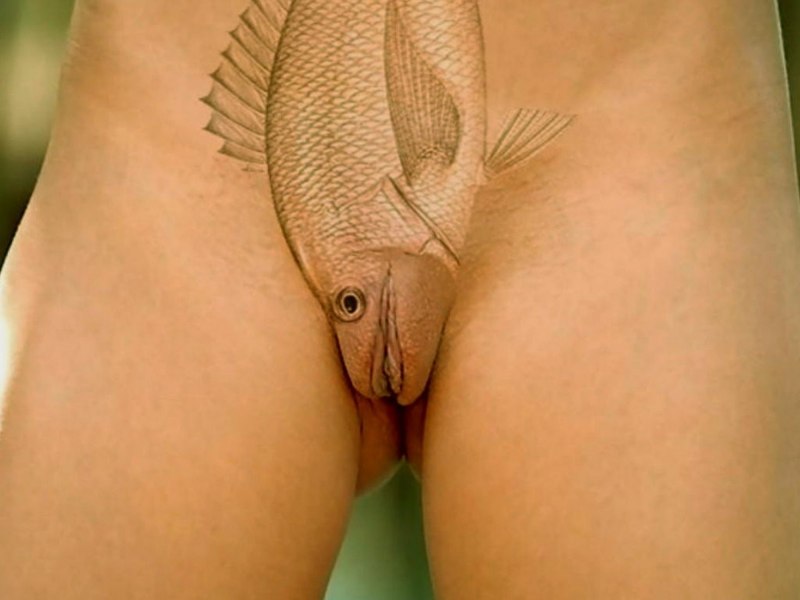 Татуировка рыбы на вагине