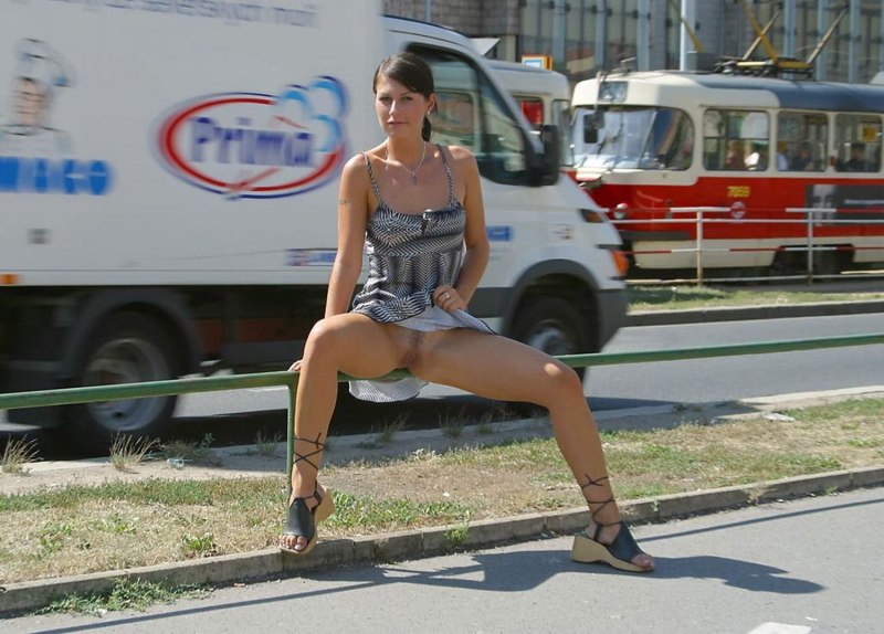 Голые на улице раздвинув ноги