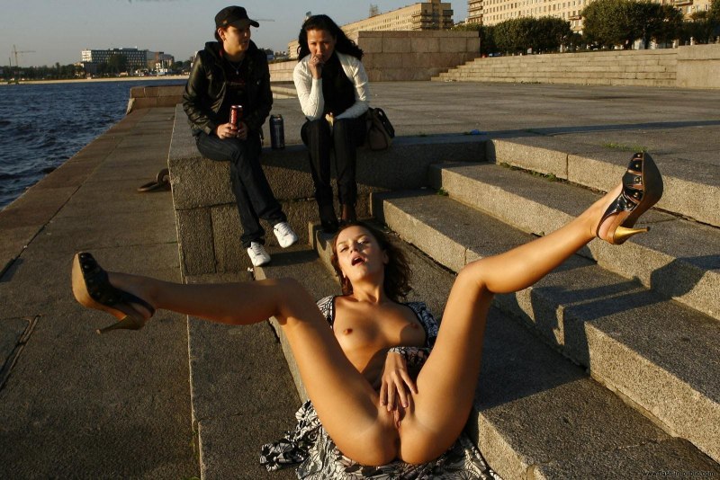 Девушки без трусиков на публике