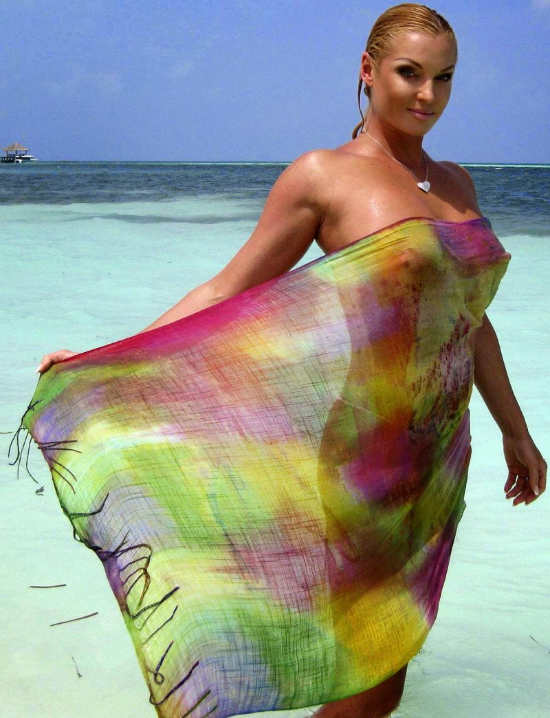 Анастасия Волочкова в поезде