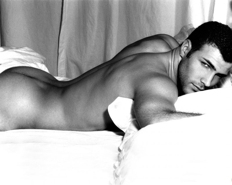 Красивый голый парень лежит