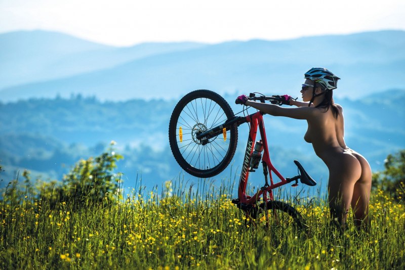 Девушки на велосипеде голышом
