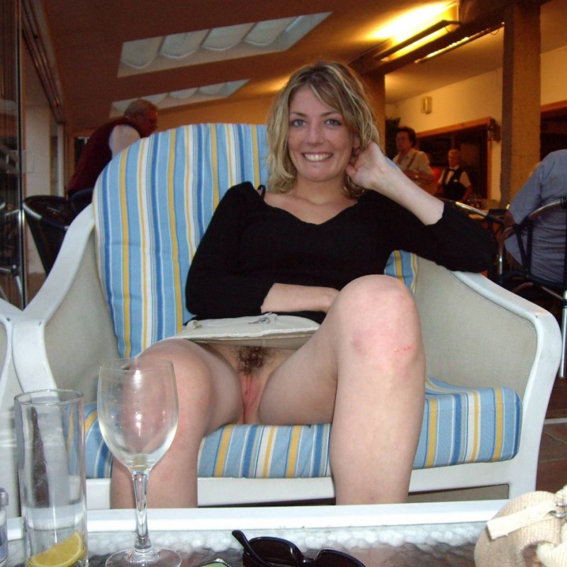 Жена без трусиков под юбкой