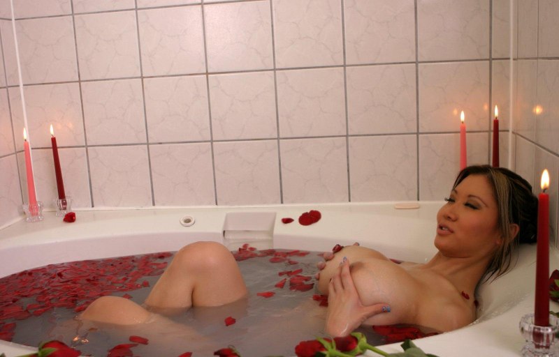 Голая блондинка в ванной лепестками роз ню