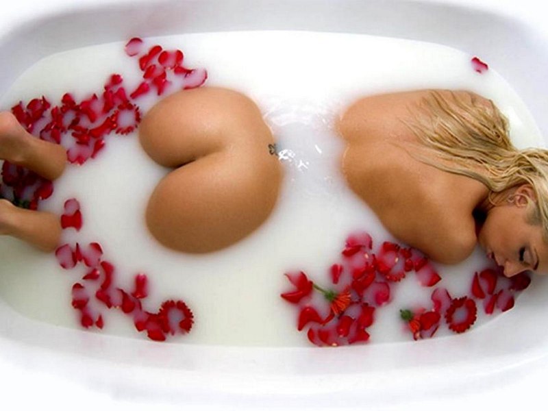 Голая в ванной лепестки