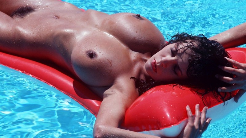 Красивая грудь в бассейне