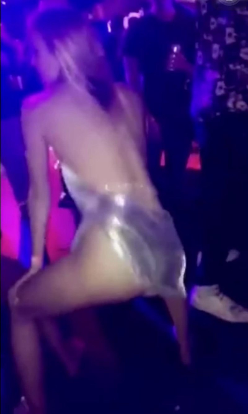 Женщина танцует в клубе без трусиков
