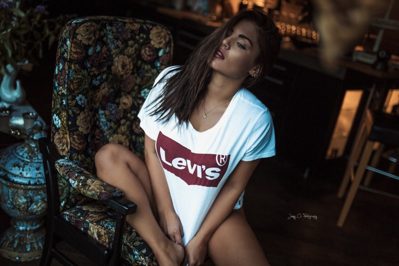 Девушка в маечке и трусиках