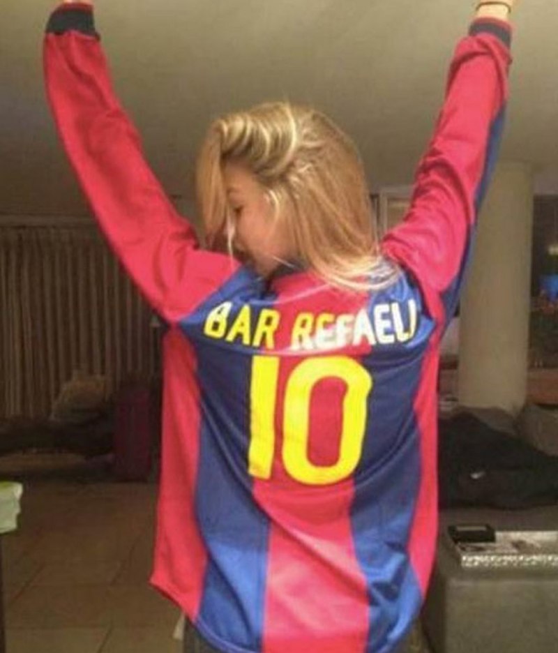 Девушки в купальниках между ног