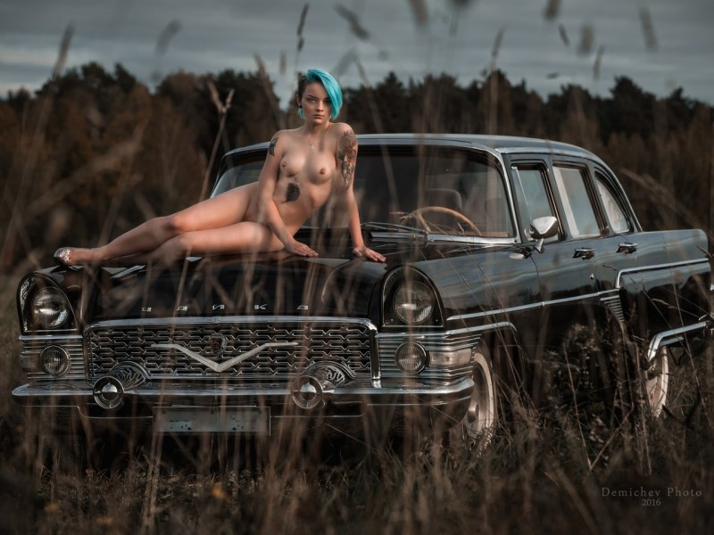 Голая гимнастка на природе возле машины