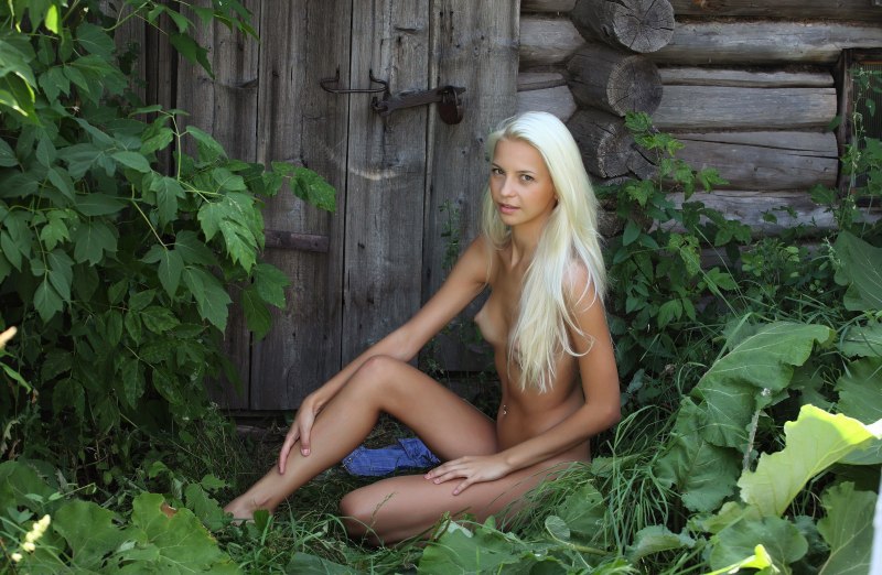 Голенькая Vika d в деревне