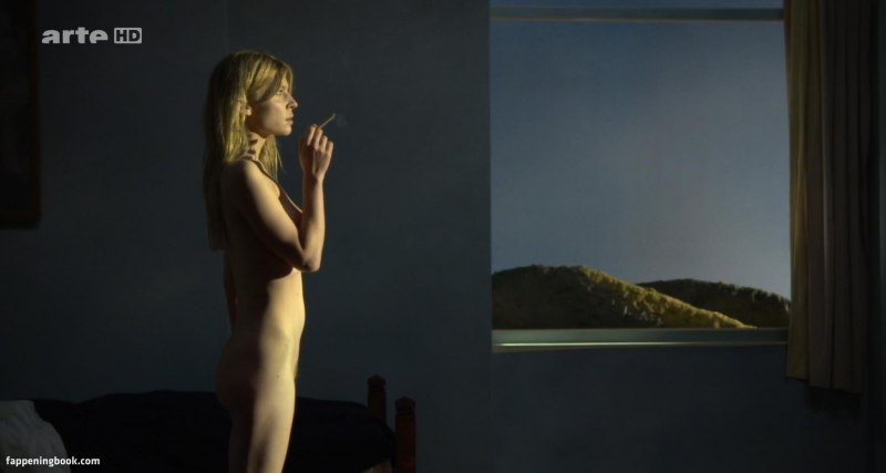 Аннабелль Уоллис голая