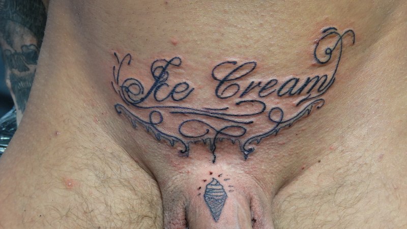 Голые телки с тату и пирсингом