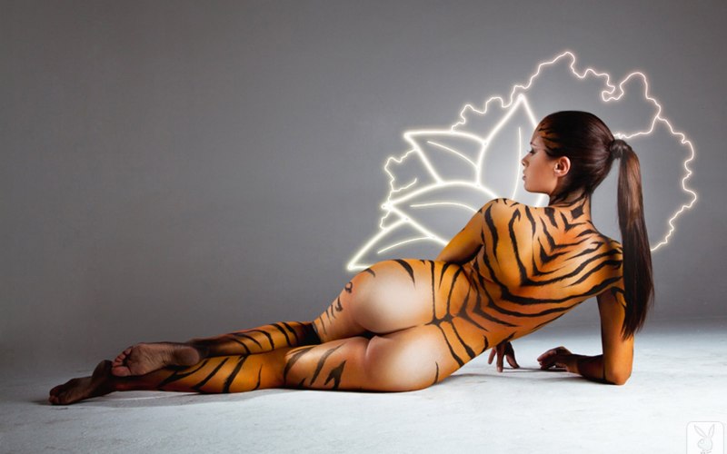 Креативные голые женщины