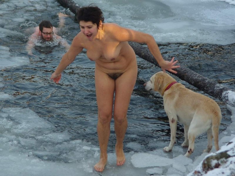 Голые дамы купаются в проруби