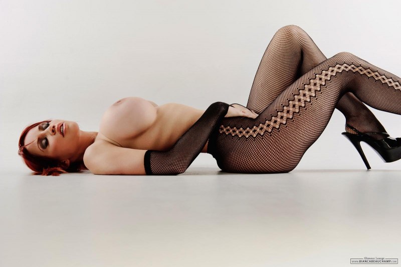 Голые красотки в сеточку