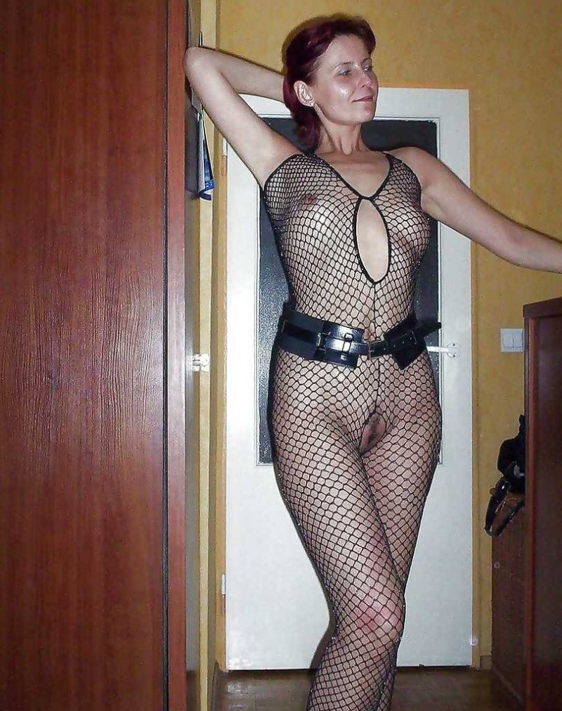Жена в эротическом костюме