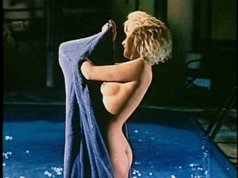 Голая Мэрилин Монро у бассейна