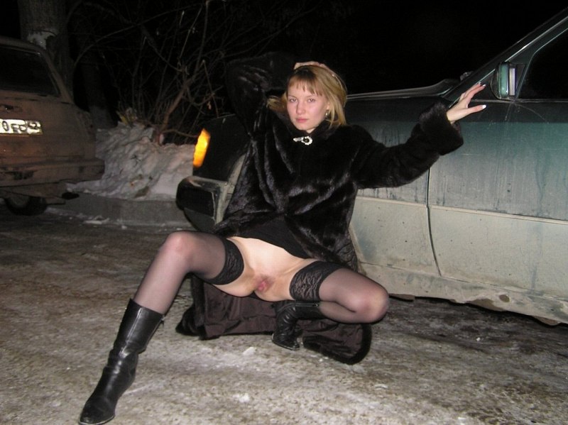 Зрелая без трусиков на природе