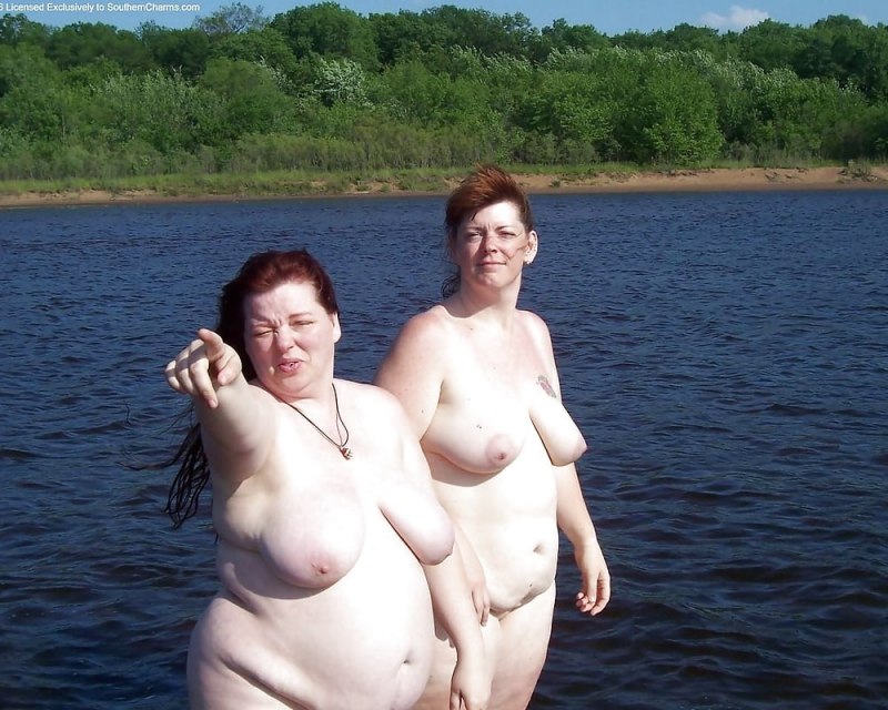 Голые пожилые женщины в бассейне