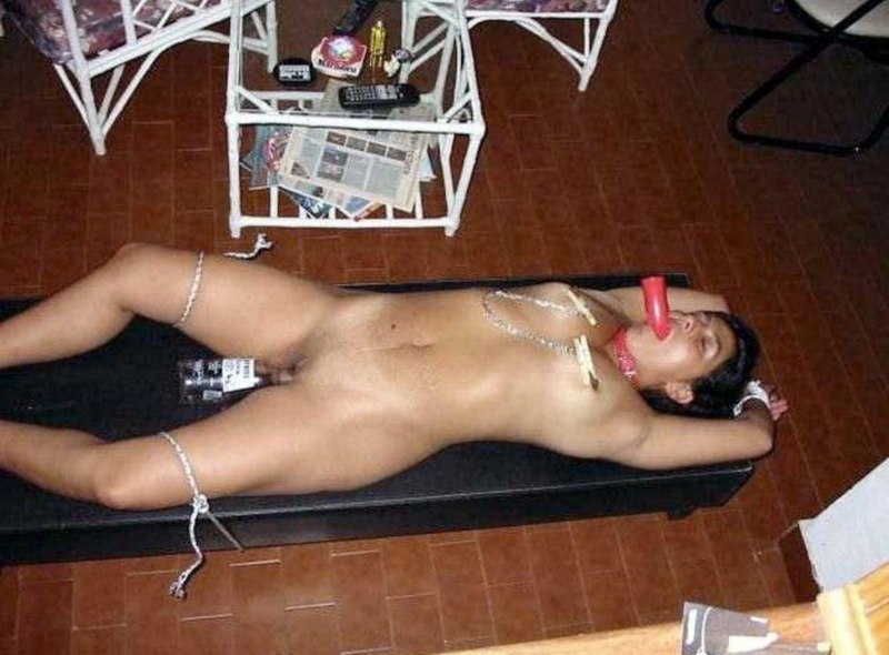 Девки показывают сиськи в клубе