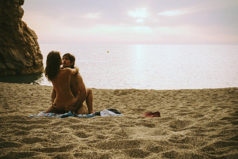 Голая парочка на берегу