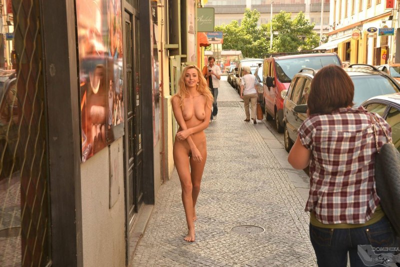 Заставили раздеться на публике