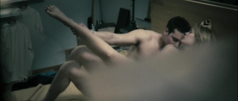 Студенточка позирует на голубом фоне голая