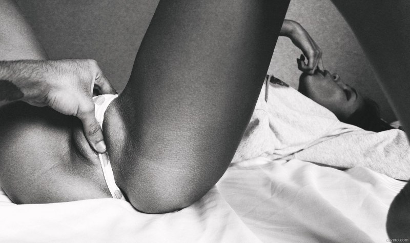 Парень ласкает киску в трусиках